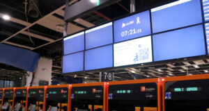 Els usuaris a Sants lamenten que s’anunciï la represa de Rodalies quan “no funciona res”: “És enganyar la gent”