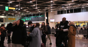 Passatgers a Sants lamenten una nova jornada amb afectacions a Rodalies: “Com a usuaris estem molt venuts”