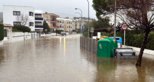 El temporal deixa carrers negats a Llançà i l’Ajuntament està pendent de si es desborda la riera