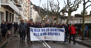 Els pescadors amarren les barques i fan vaga en contra de la burocràcia i la normativa europea