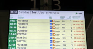 Enuig i angoixa entre els usuaris de Girona per la manca d’informació en el servei d’autobús que substitueix el tren