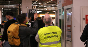 Passatgers a Sants lamenten una nova jornada amb afectacions a Rodalies: “Com a usuaris estem molt venuts”
