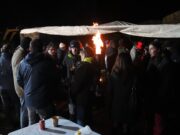Els pagesos del tall de Pontós es preparen per passar la segona nit a la carretera i asseguren que “no hi ha pressa”