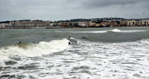 La llevantada ja deixa registres superiors als 70 litres a l’Empordà i onades de quatre metres a la Costa Brava