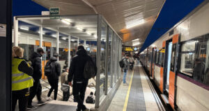 Frustració i desconcert entre els usuaris de Rodalies a Girona pel servei intermitent: “No hi ha dret”