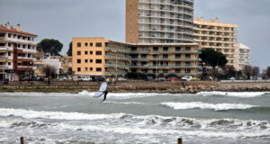 La llevantada ja deixa registres pròxims als 100 litres a l’Empordà i onades de sis metres a la Costa Brava