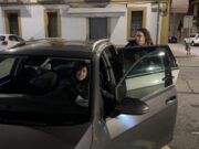 Usuaris del tren es passen al cotxe després del caos de Rodalies: “Prefereixo fer cues que esperar a l’andana”