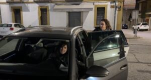 Usuaris del tren es passen al cotxe després del caos de Rodalies: “Prefereixo fer cues que esperar a l’andana”