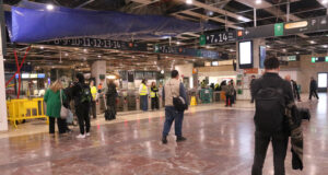 Els usuaris a Sants lamenten que s’anunciï la represa de Rodalies quan “no funciona res”: “És enganyar la gent”