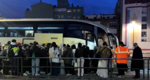 Enuig i angoixa entre els usuaris de Girona per la manca d’informació en el servei d’autobús que substitueix el tren