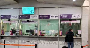 Entre la crítica i la comprensió, els usuaris de l’estació de Girona busquen alternatives per anar a la feina o a classe