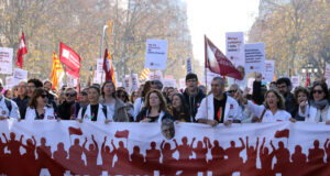 Uns 600 metges es manifesten a Barcelona per demanar millores laborals i un conveni propi en la cinquena jornada de vaga