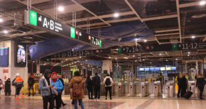 Confusió i desconcert entre els usuaris de Rodalies a Sants: “Estem desesperats, tothom treballa i necessita transport”