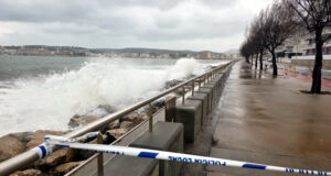 La llevantada ja deixa registres superiors als 80 litres a l’Empordà i onades de quatre metres a la Costa Brava