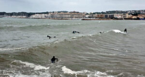 La llevantada ja deixa registres superiors als 70 litres a l’Empordà i onades de quatre metres a la Costa Brava