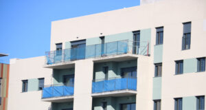 Un estudi de la UB revela que la cooperació entre municipis augmenta la cobertura dels ajuts al lloguer