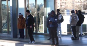 Retards de més d’una hora en els trens amb parada a Girona davant la resignació dels passatgers