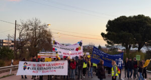Uns 300 docents tallen la rotonda de Borrassà a l’N-II per reclamar més recursos i condicions “dignes” pel personal