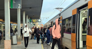 Usuaris de l’estació de Figueres se senten “humiliats”: “Tornem a la normalitat, els trens van amb una hora de retard”