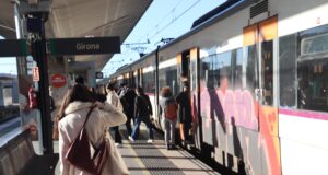 Retards de més d’una hora en els trens amb parada a Girona davant la resignació dels passatgers