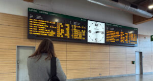 Indignació i desconcert a l’estació de Girona perquè no se sap quan surten els trens: “Som un país de pandereta”