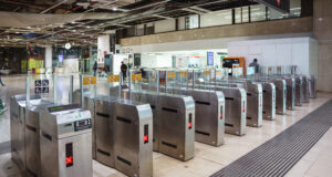 Resignació dels usuaris que arriben a Sants durant el primer dia de vaga: “Anuncien el tren, però no passa”