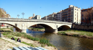Girona comença a reforçar les bigues de la plataforma de la plaça Catalunya i preveu enllestir les obres urgents al juny