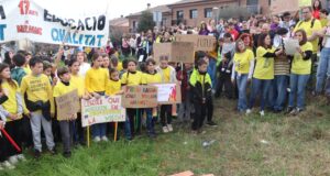 Més de mig miler de persones es manifesten a Sils per reclamar la construcció d’un institut