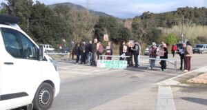 Veïns de la vall de la Llémena tallen la GIV-5313 en contra del projecte d’ampliació de la carretera