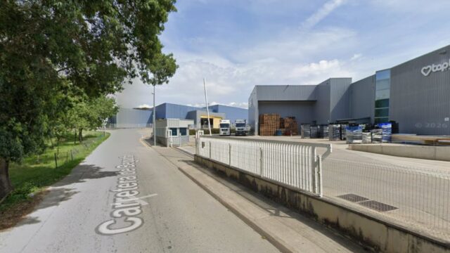 Imatge de l'exterior de l'empresa on s'ha produït l'incident (Sant Joan les Fonts)
