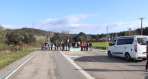 Veïns de la vall de la Llémena tallen la GI-531 en contra del projecte d’ampliació de la carretera
