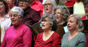 150 cantaires majors de 60 anys omplen el Teatre Municipal el Jardí de Figueres amb la cantata ‘A la ciutat’
