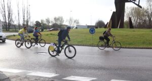 Docents, metges i pagesos tallen l’AP-7 a Sant Gregori