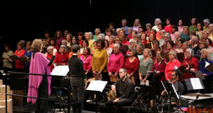 150 cantaires majors de 60 anys omplen el Teatre Municipal el Jardí de Figueres amb la cantata ‘A la ciutat’