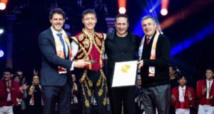 El president Miquel Noguer lliura l’elefant d’or a l’argentí Dimitry Lazarate al Festival del Circ de Girona