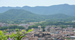 Olot adquireix dos immobles per al parc públic d’habitatge municipal