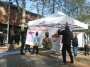 Protesta davant l’estand de l’Exèrcit a l’Expojove de Girona enmig d’estudiants que ja han normalitzat que hi participi