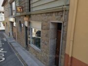 Cop de matinada a Castellfollit: rebenten un estanc i s’enduen prop de 200 cartons de tabac