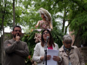 Girona estrena una nova edició de ‘Temps de Flors’, pendents del temps i amb centenars de visitants d’arreu de Catalunya