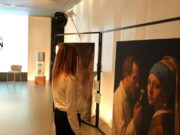 Casa ISDIN exhibeix obres clàssiques reinterpretades per visibilitzar malalties dermatològiques