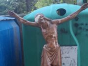 Les xarxes esclaten a Olot per l’aparició d’una icona religiosa a un contenidor