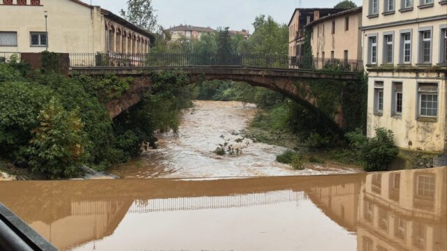 Imatge del riu Fluvià al seu pas per Olot, amb el cabal notablement crescut i l’aigua tèrbola després de les fortes pluges (Ajuntament de Olot)